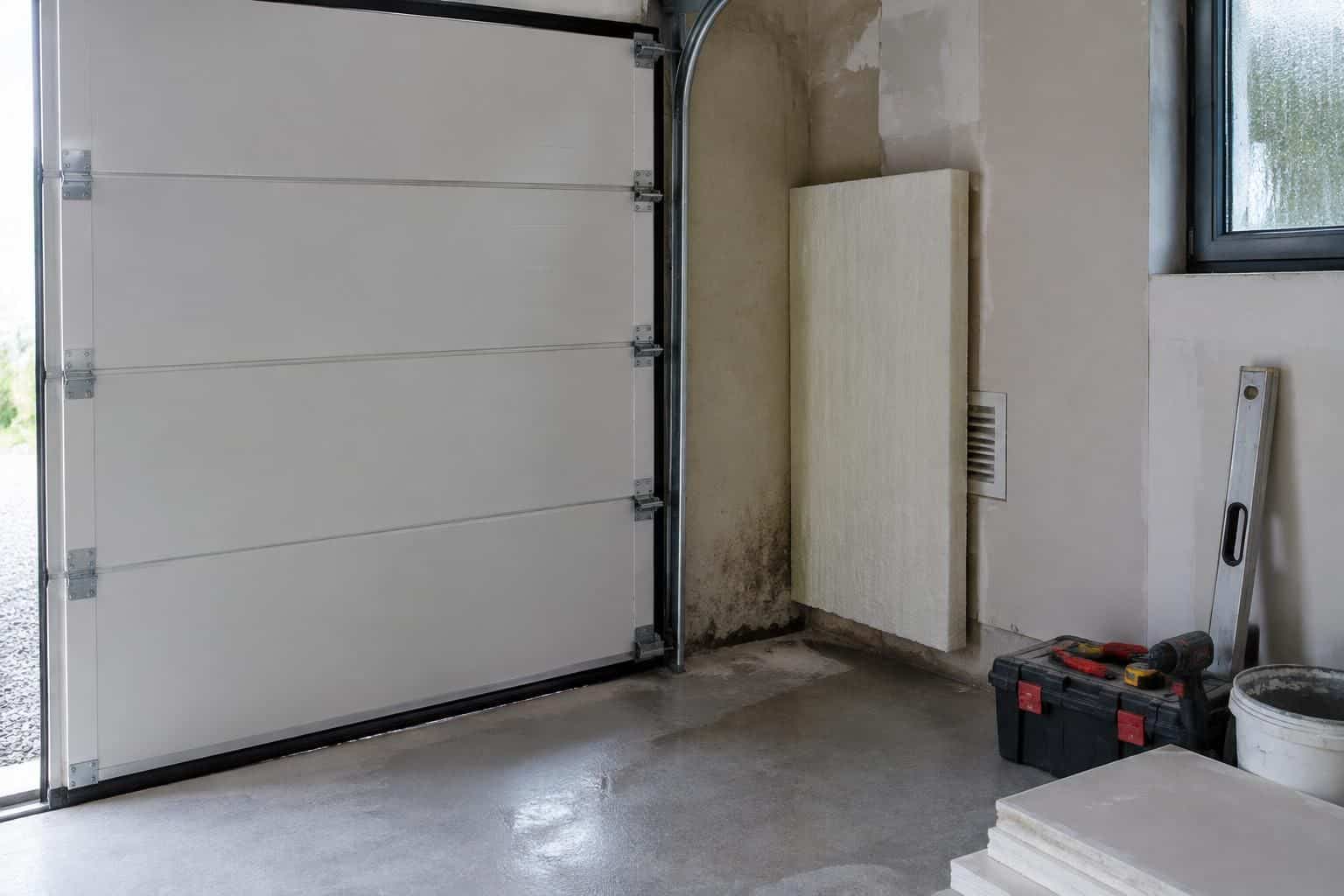 en rénovation, une porte de garage mal ventilée peut favoriser l’humidité et les moisissures. découvrez l’erreur à éviter et les solutions adaptées.