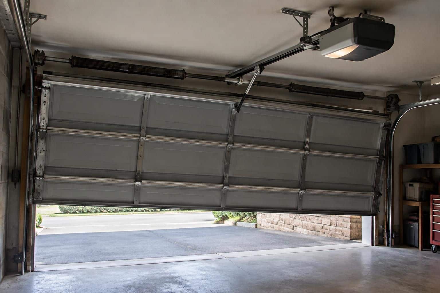 une porte de garage trop lourde fatigue la motorisation, accélère son usure et peut provoquer des pannes. découvrez les risques et les solutions.